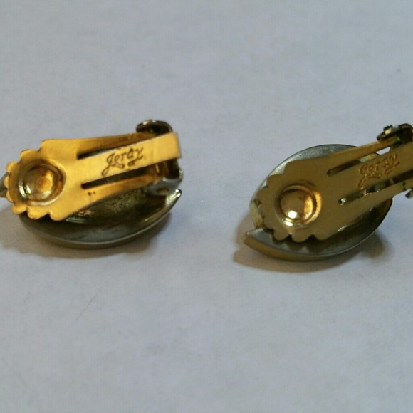 Vintage signed Jeray goldtone clip on earrings EUC - Picture 7 of 7